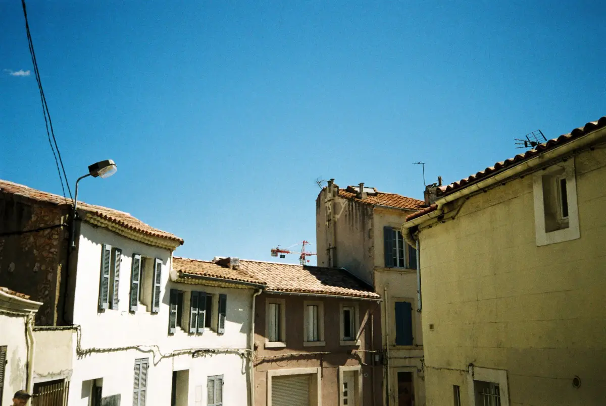 Maison individuelle à toiture de tuiles dans un lotissement provençal