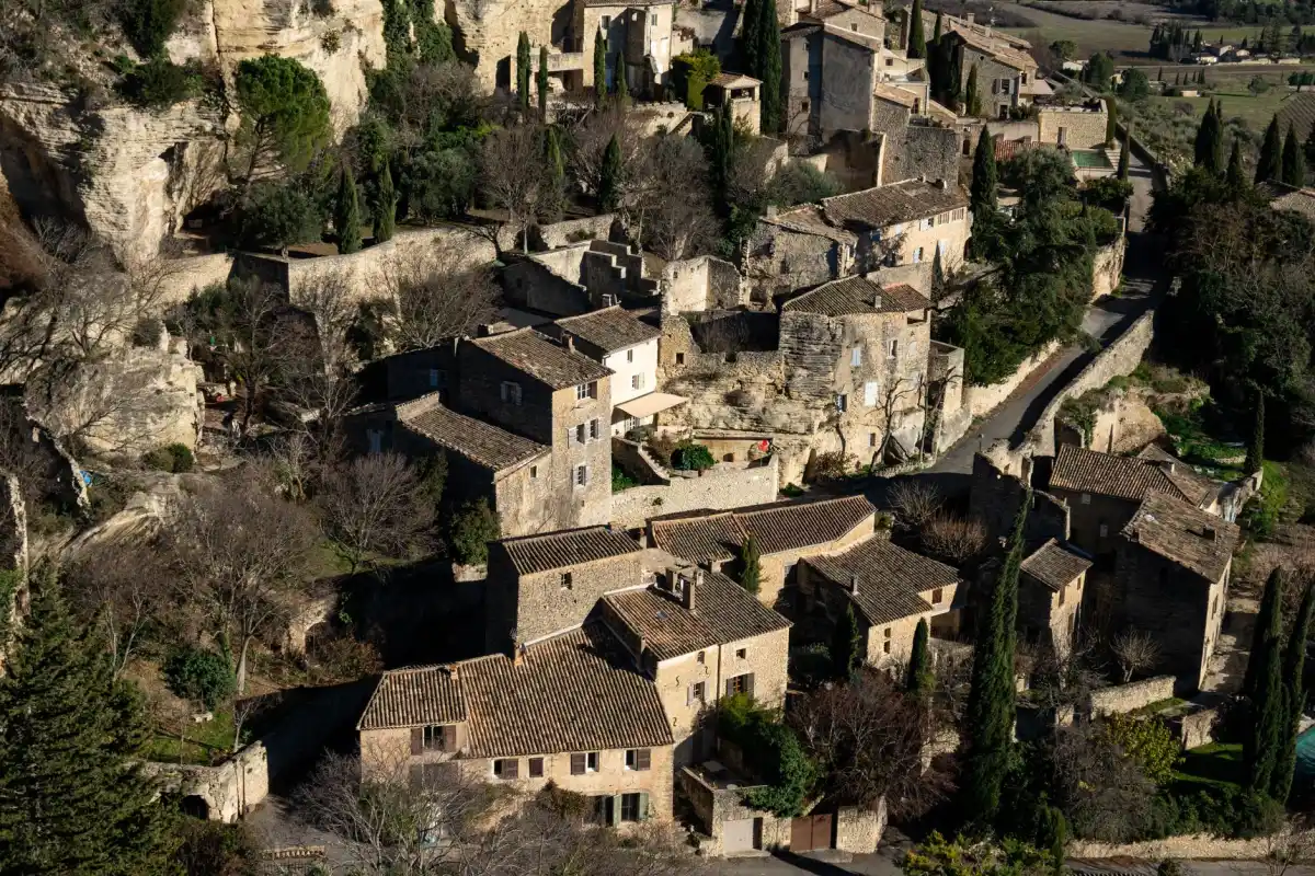 Rue résidentielle de Gardanne avec maisons aux façades enduites