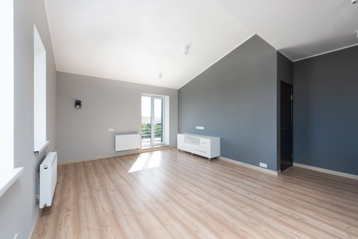 Salon lumineux fraîchement repeint dans une maison provençale