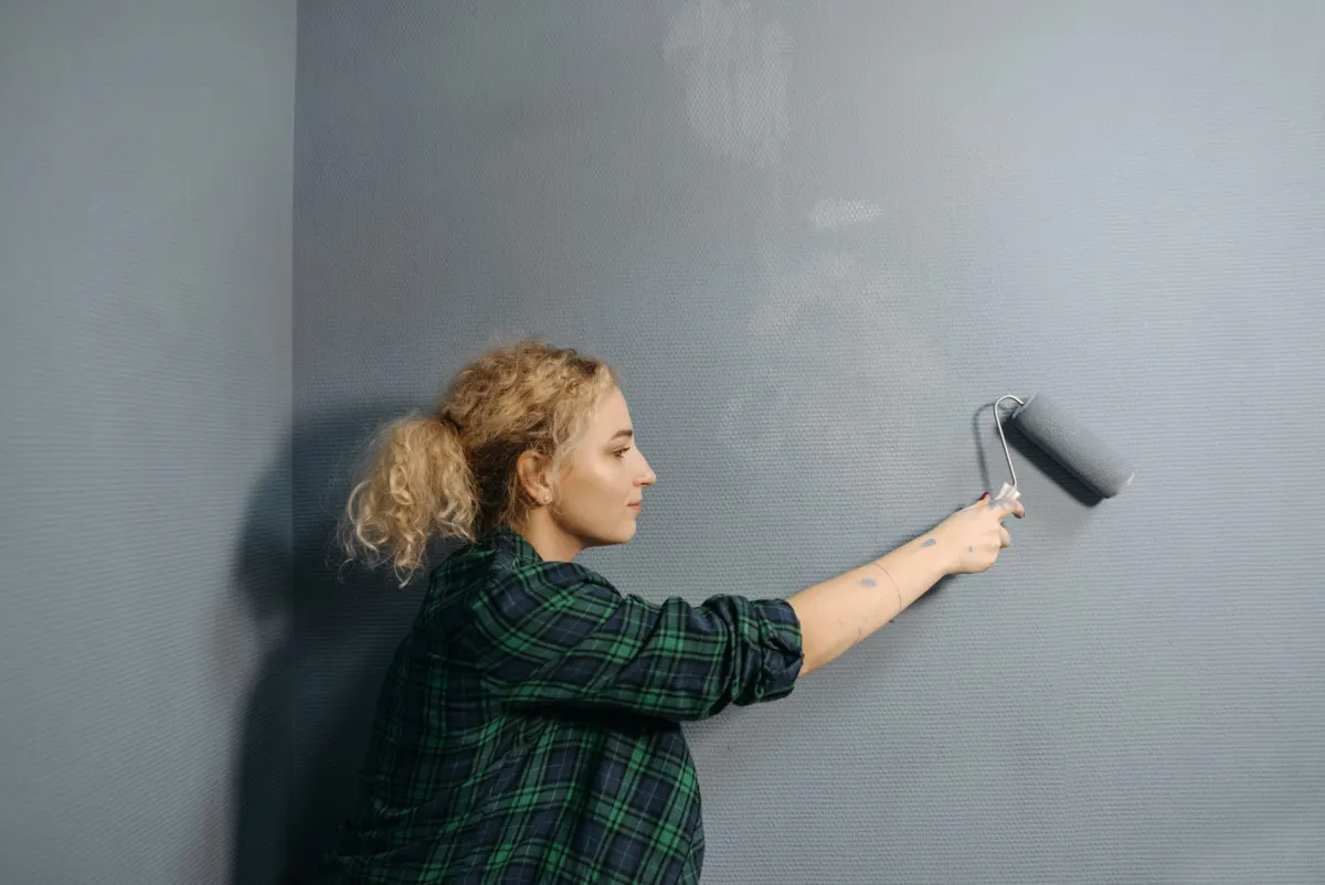 Finition de peinture dans une pièce rénovée