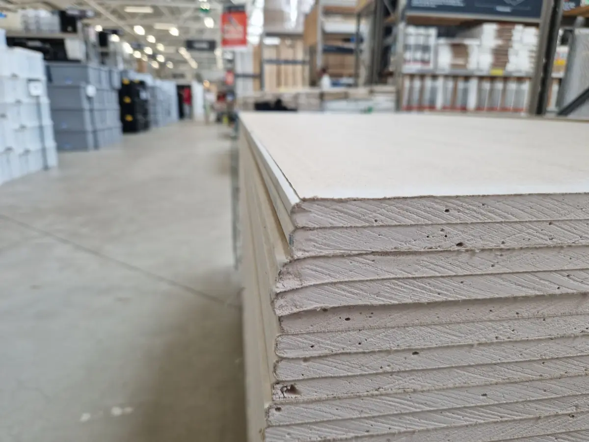 Plaques de plâtre haute densité stockées sur un chantier