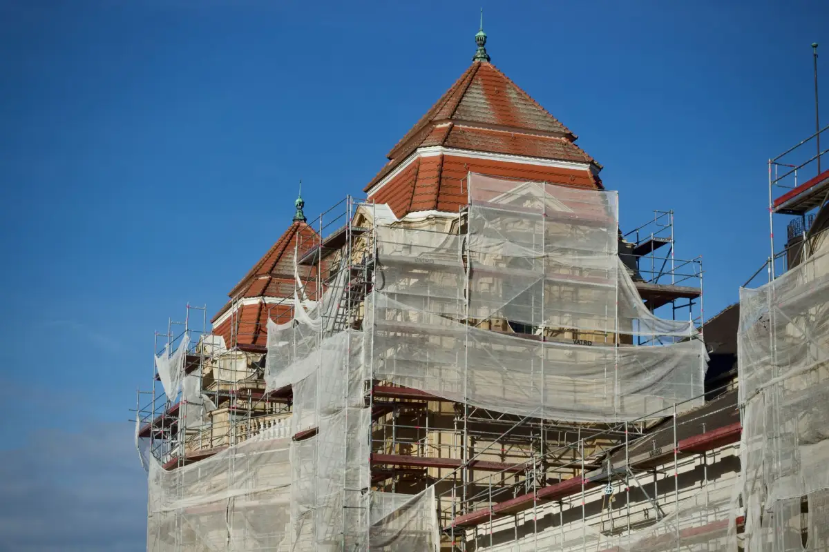 Façade de bastide provençale en cours de reprise