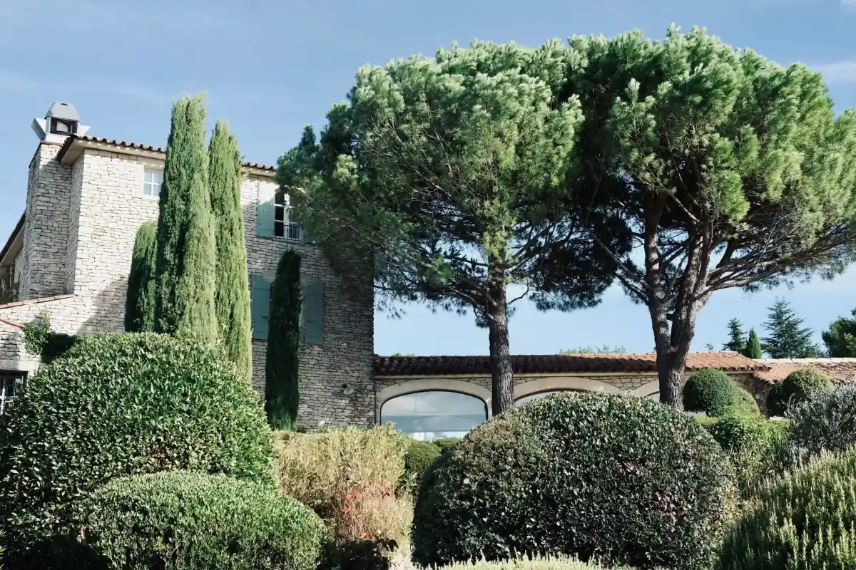 Villa provençale entourée de pins sur le plateau venellois